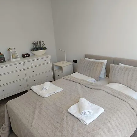 Apartment Pinea 2 Bedroom With Sea View